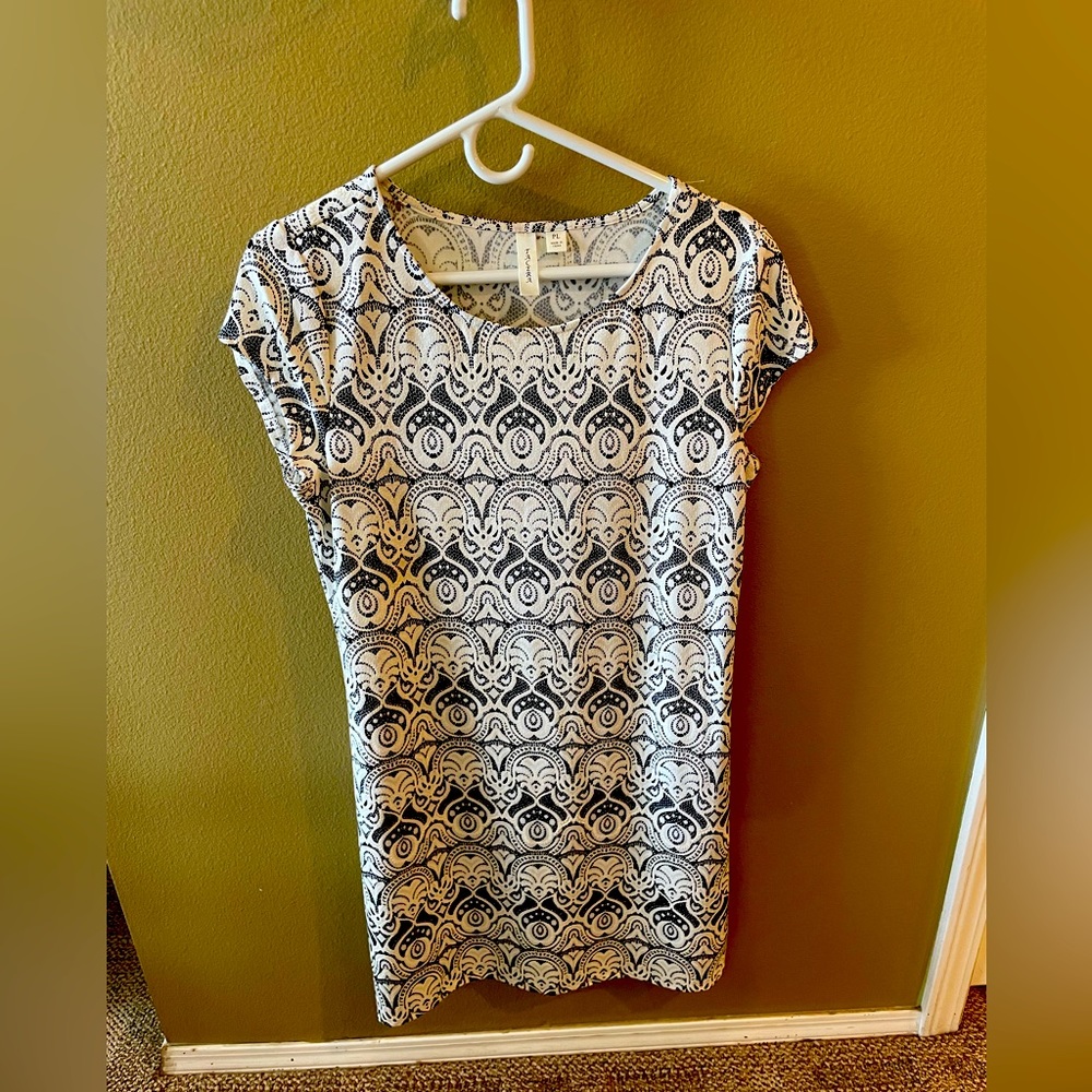 Better than basic! Stylish black and white horizontal pattern